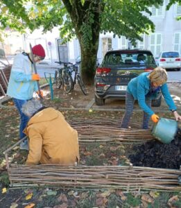 A Lons-le-Saunier : quand les composts dans les placettes grossissent, les caissons d’andainage fleurissent