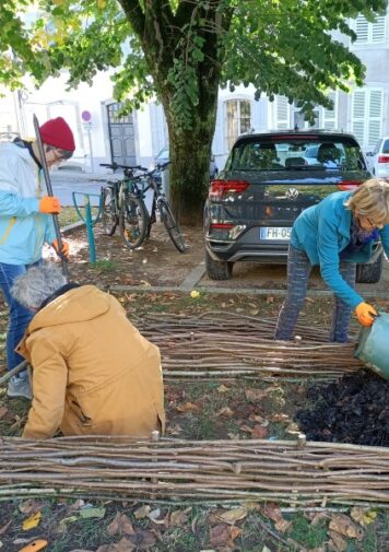 A Lons-le-Saunier : quand les composts dans les placettes grossissent, les caissons d’andainage fleurissent